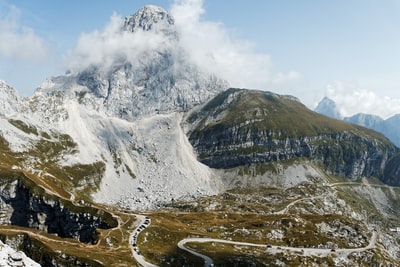 阴天雪山附近的道路